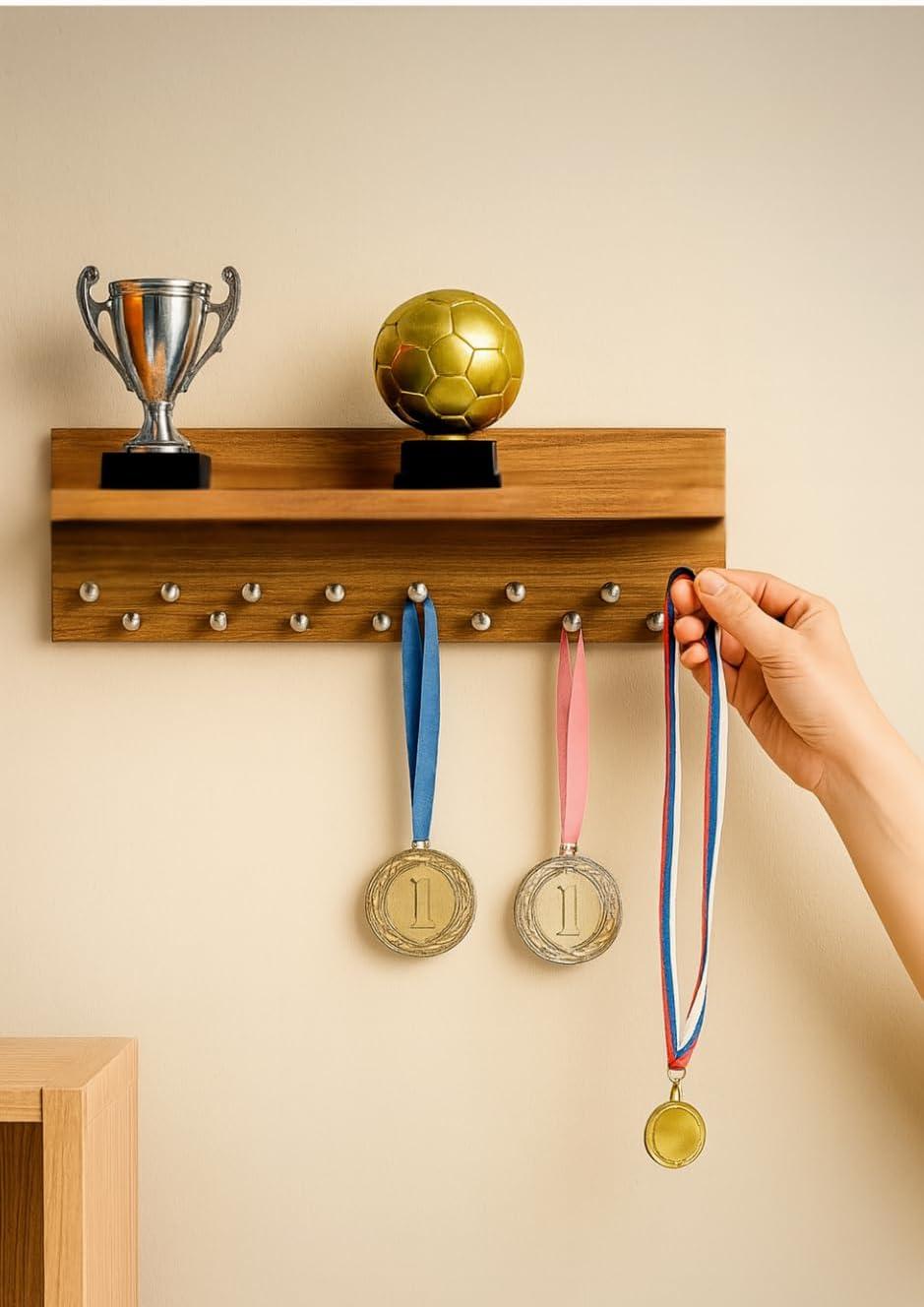 Porta Medalhas com Prateleira MDF - com kit fixação. (Freijo)