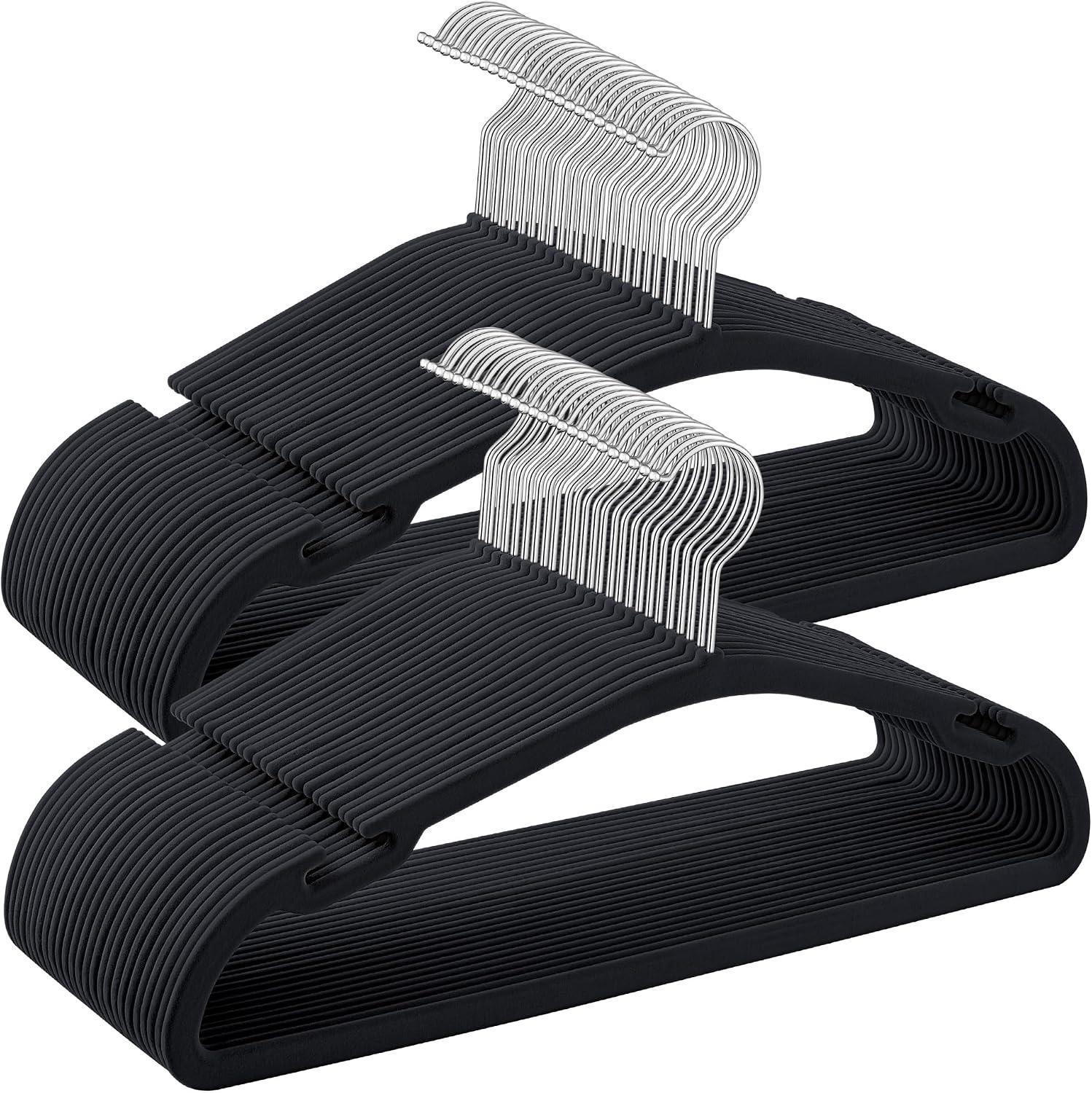 SONGMICS Cabides de Veludo, Pacote com 50 Cabides para Roupas, Antideslizantes, com Entalhes nos Ombros, Barra para Calças, Gancho Giratório 360°, que Economizam Espaço, Preto Tinta BRCRF039B03